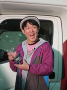 トロフィーを「娘が生まれたときと同じくらいの重さだな」と無理矢理例え、受賞の重みを表現しようとしたヒデ。