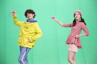 撮影中の佐藤健（左）と佐々木希（右）。