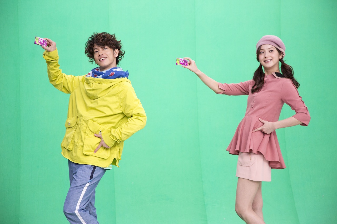 撮影中の佐藤健（左）と佐々木希（右）。