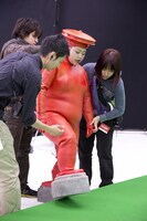 撮影中の渡辺直美（中央）。