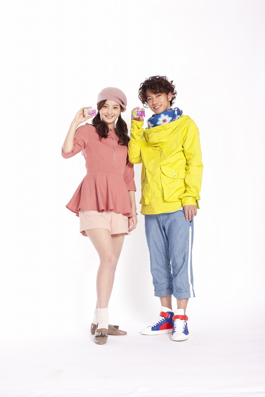 （左から）佐々木希と佐藤健。衣装が“うしろまえ”になっている。