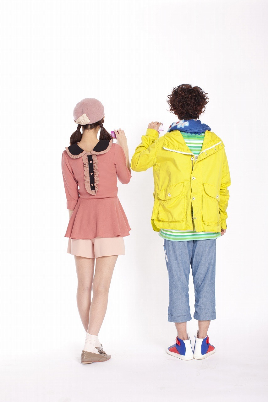 （左から）佐々木希と佐藤健。衣装が“うしろまえ”になっている。