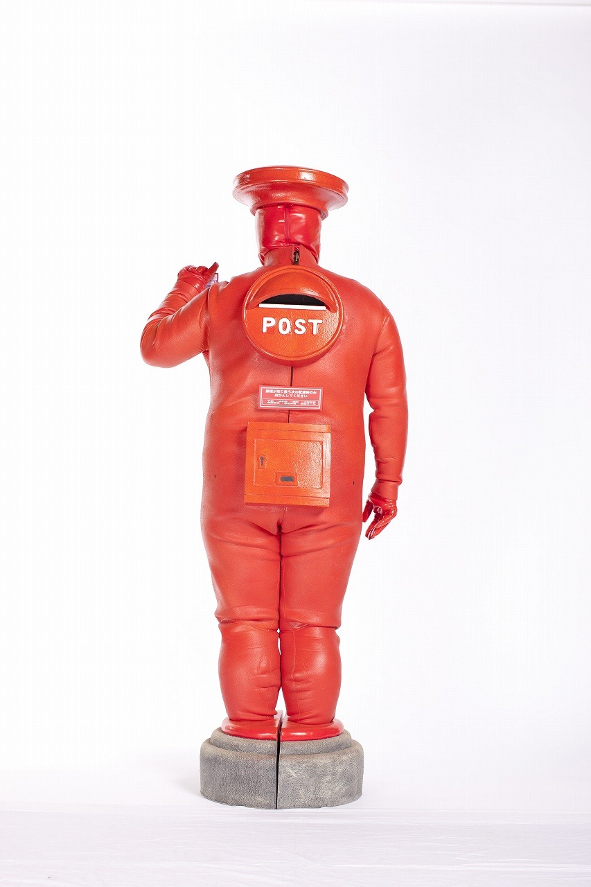 ロッテガム「Fit's」新CM「うしろまえ」編に郵便ポストとして登場する渡辺直美。ポストとして“うしろまえ”の姿になっている。