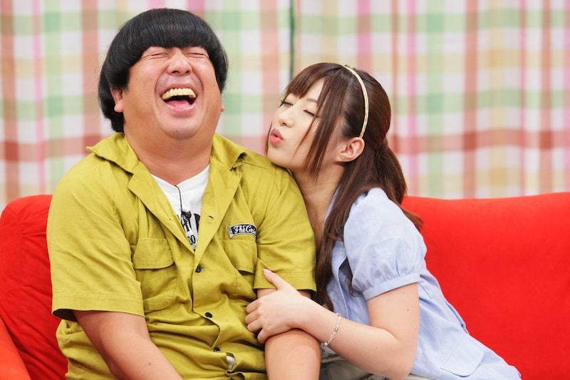 「ゴッドタン」のDVD「キス我慢選手権ニューワールド」に登場するバナナマン日村(左)と成瀬心美(右)。(c)2013 テレビ東京