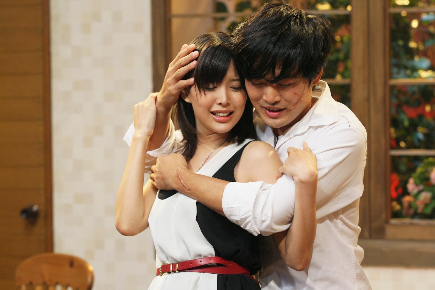 「ゴッドタン」のDVD「キス我慢選手権ニューワールド」に登場する劇団ひとり（右）と葵つかさ（左）。(c)2013 テレビ東京