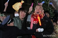 ドラマ「アイドルマン」で主人公のアイドルオタク・よっちゃん役を演じるTKO木下（中央右）と、TKO木本（中央左）。(c)フジテレビ