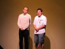 本日2月9日、東京・草月ホールにて上演された舞台「『芸人交換日記』～リーディングシアター～」に出演したタカアンドトシ。いつもと立ち位置が逆。