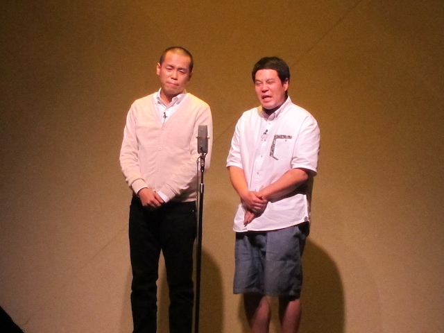 本日2月9日、東京・草月ホールにて上演された舞台「『芸人交換日記』～リーディングシアター～」に出演したタカアンドトシ。いつもと立ち位置が逆。