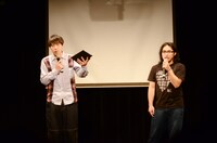 MCを務めるロッチ。