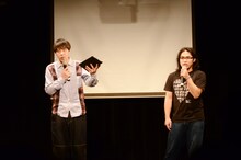 MCを務めるロッチ。