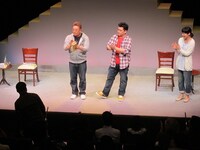 サンドのファンとしておなじみ小島さんはこの日も最前列のど真ん中。感想を聞かれ「オーバーラップして結構感動しました」と答えると、伊達から「結構って何だ」とツッコまれた。