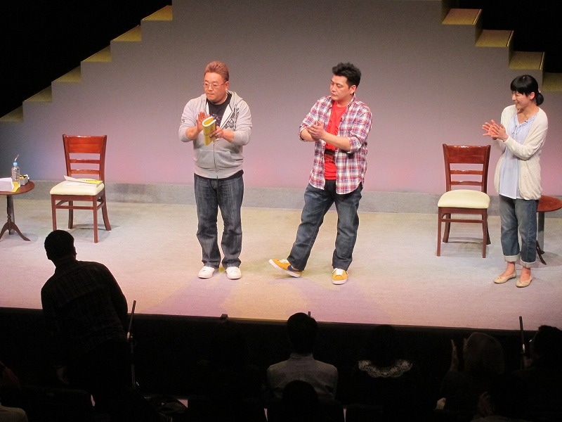 サンドのファンとしておなじみ小島さんはこの日も最前列のど真ん中。感想を聞かれ「オーバーラップして結構感動しました」と答えると、伊達から「結構って何だ」とツッコまれた。