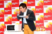 レンジ調理した「ボンカレーゴールド」新商品を試食する関根勤。