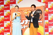 鈴木京香（左）と関根勤（右）。