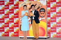 「ボンカレーゴールド」の巨大パッケージとともに写真撮影に応じる鈴木京香（左）と関根勤（右）。