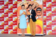 「ボンカレーゴールド」の巨大パッケージとともに写真撮影に応じる鈴木京香（左）と関根勤（右）。