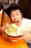 ラーメンアワード本「TRYラーメン大賞」のトークイベント「TRYナイト vol.1」でMCを務めるしずる村上。