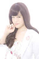 アイドリング!!!のシングル「さくらサンキュー」の広告に女装姿で登場しているバカリズム。