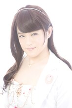 アイドリング!!!のシングル「さくらサンキュー」の広告に女装姿で登場しているバカリズム。