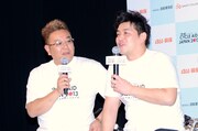サンドウィッチマン。伊達（左）は「今の東北の状況を見ていただくと僕らも嬉しい。海の風を受けながら自転車で走るのは最高」、富澤（右）は「なまりが強い地元の人には、ぜひゆっくり喋ってほしい」と同郷の人々に独特のエールを送った。