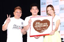 バレンタインデー前日ということで、優木まおみ（右）からサンドウィッチマンへメッセージ入りのチョコレートが手渡された。