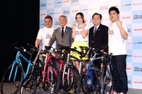 スポーツサイクルとともにフォトセッションに応じるサンドウィッチマン（両端）ら。