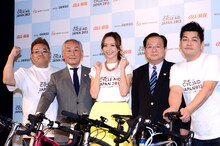 サンドウィッチマン（両端）ら。