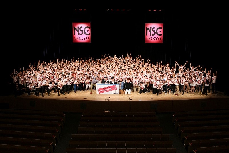 東京・渋谷公会堂、大阪・NHKホール大阪にて開催された「NSC大ライブ2013 ～史上最多1000人の芸人が本日誕生!?」。写真は東京会場。