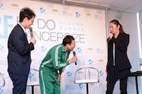 登壇するなり、SAM（右）に「いろいろ本当にすみませんでした！」と謝ってみせた塙（中央）と、土屋（左）。