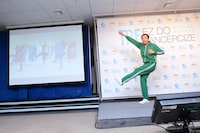 運動が苦手ながらも、TRFの「survival dAnce ～no no cry more～」をきっちり踊ってみせるナイツ塙。