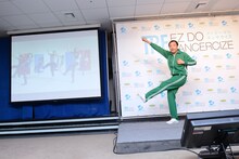 運動が苦手ながらも、TRFの「survival dAnce ～no no cry more～」をきっちり踊ってみせるナイツ塙。