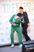 ダンスを披露したあと、大げさに汗を拭う塙（手前）と、土屋（後方）。