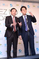 SAMの公認を得て、晴れてTRFネタの漫才を披露するナイツ。