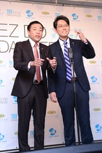 SAMの公認を得て、晴れてTRFネタの漫才を披露するナイツ。