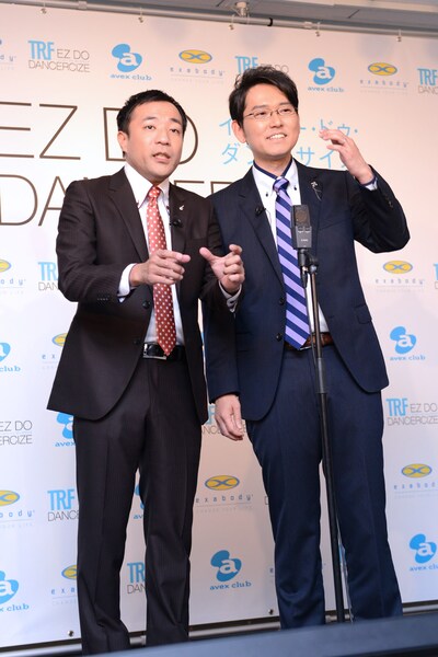 SAMの公認を得て、晴れてTRFネタの漫才を披露するナイツ。