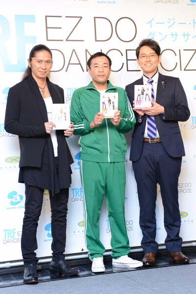 「TRFエクササイズDVDでナイツの脱『ダンス踊れない芸人』成果発表会」に登場したTRFのSAM（左）と、ナイツ。