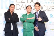 「TRFエクササイズDVDでナイツの脱『ダンス踊れない芸人』成果発表会」に登場したTRFのSAM（左）と、ナイツ。