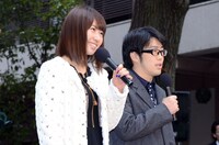 増田有華（左）とドランクドラゴン鈴木（右）。