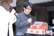 「逃走車」をかたどったバレンタインの特製ケーキに驚くドランクドラゴン鈴木（中央）。