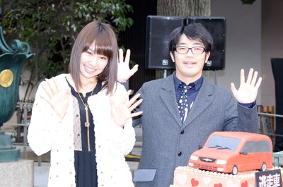 映画「逃走車」の宣伝隊長に就任したドランクドラゴン鈴木（右）と、元AKB48の増田有華。