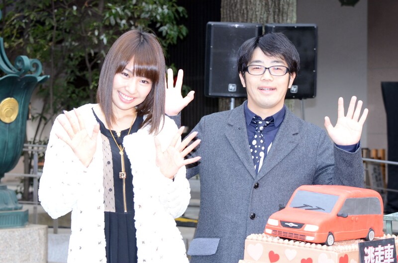 映画「逃走車」の宣伝隊長に就任したドランクドラゴン鈴木（右）と、元AKB48の増田有華。