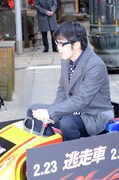 小さな「逃走車」に乗ってイベントから“逃走”する鈴木。