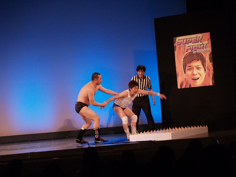 2013年2月に行われた「スーパーファイトin狂斗戯怨～ポン太vsRGストリートファイトデスマッチ実況 解説浅越ゴエ～』」の様子。