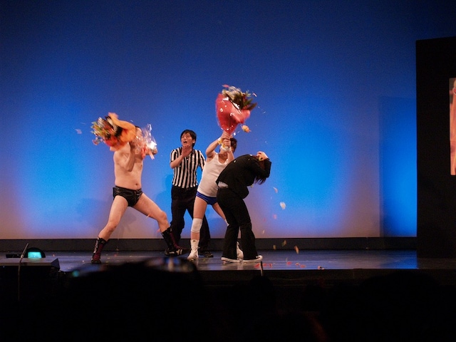 京都・祇園花月にて行われた「スーパーファイトin狂斗戯怨～ポン太vsRGストリートファイトデスマッチ実況 解説浅越ゴエ～』」。白仁田支配人に暴行を働くポン太とRG。