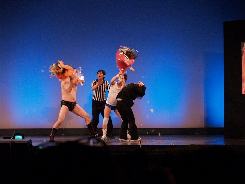 京都・祇園花月にて行われた「スーパーファイトin狂斗戯怨～ポン太vsRGストリートファイトデスマッチ実況 解説浅越ゴエ～』」。白仁田支配人に暴行を働くポン太とRG。