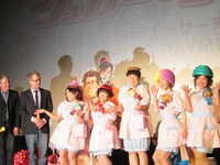 お菓子の国から来たというかわいい衣装で登場したシュガーズ。