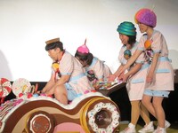 バレンタインにちなんだお菓子付きのレーシングカート。