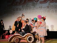 シュガーズから監督とプロデューサーにプレゼント。