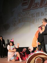 即興ソングをプレゼントする森三中・黒沢。