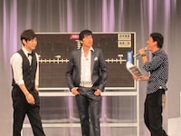 MCのチュートリアル福田（右）、アドバイザーのチュートリアル徳井（中央）とライセンス藤原（左）。